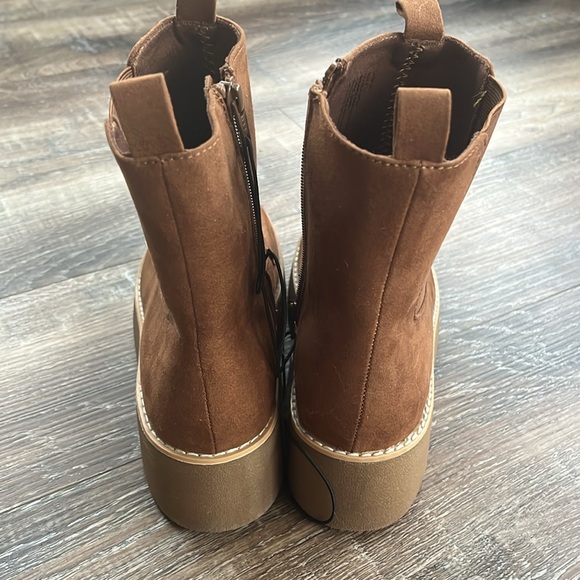 NWT Women’s Ankle Platform Boot - 8 1/2 - Picture 4 of 7